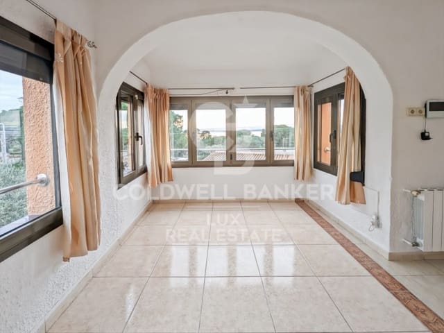 4 makuuhuone Huvila myytävänä paikassa Roses mukana 
autotalli - 367 500 € (Ref: 8238928)