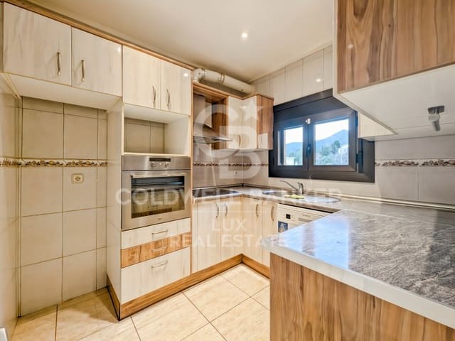 4 makuuhuone Huvila myytävänä paikassa Roses mukana 
autotalli - 367 500 € (Ref: 8238928)