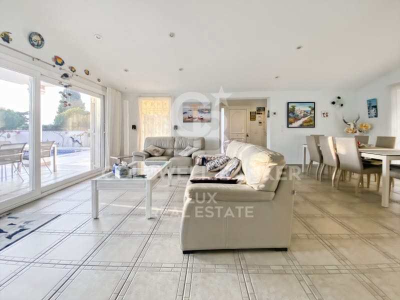 5 bedroom Villa for sale in Empuriabrava with pool garage - € 749,000 (Ref: 8247516)