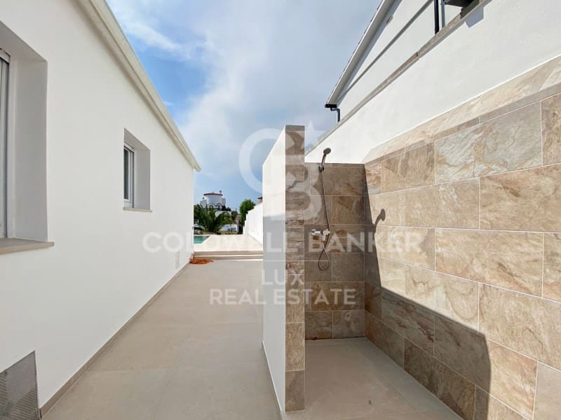 3 bedroom Villa for sale in Empuriabrava with pool garage - € 1,050,000 (Ref: 8256427)