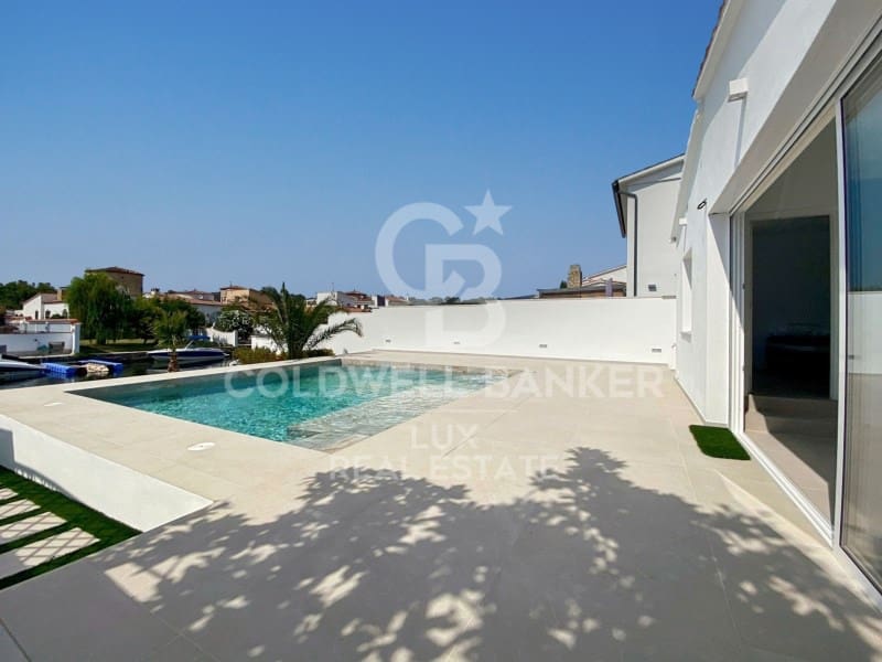 3 bedroom Villa for sale in Empuriabrava with pool garage - € 1,050,000 (Ref: 8256427)