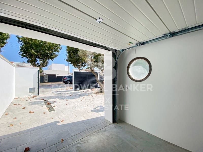 3 bedroom Villa for sale in Empuriabrava with pool garage - € 1,050,000 (Ref: 8256427)