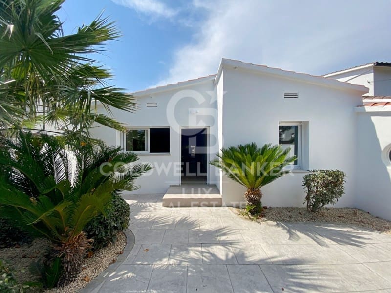 3 bedroom Villa for sale in Empuriabrava with pool garage - € 1,050,000 (Ref: 8256427)