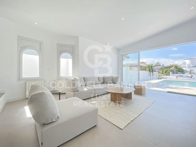 3 bedroom Villa for sale in Empuriabrava, Castelló d'Empúries with pool garage - € 1,050,000 (Ref: 8256427)