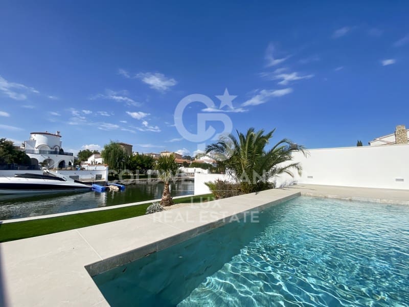 3 bedroom Villa for sale in Empuriabrava with pool garage - € 1,050,000 (Ref: 8256427)