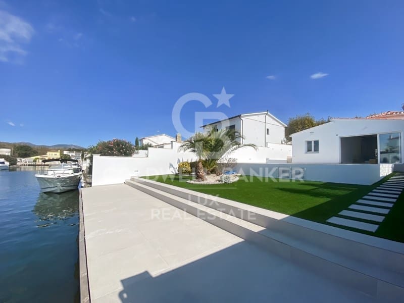 3 bedroom Villa for sale in Empuriabrava with pool garage - € 1,050,000 (Ref: 8256427)