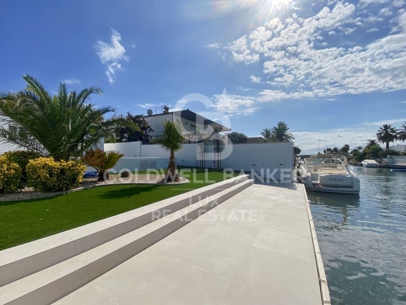 3 bedroom Villa for sale in Empuriabrava with pool garage - € 1,050,000 (Ref: 8256427)