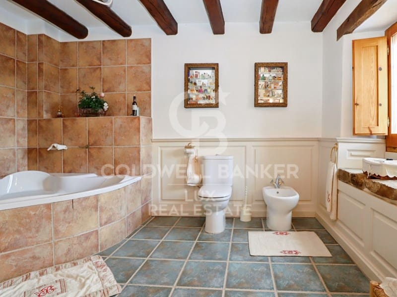 6 soveværelse Finca/Landehus til salg i Cabanelles med swimmingpool garage - € 1.650.000 (Ref: 8316136)