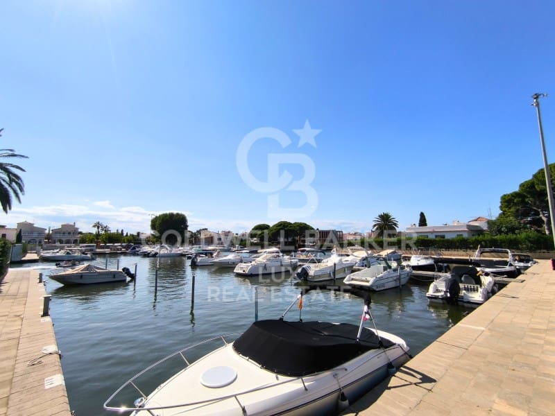 4 bedroom Villa for sale in Empuriabrava with pool garage - € 745,000 (Ref: 8487861)