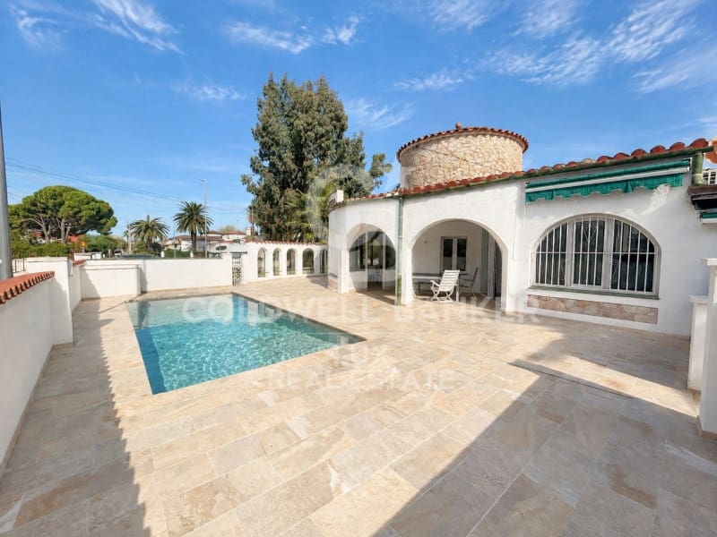 4 bedroom Villa for sale in Empuriabrava with pool garage - € 745,000 (Ref: 8487861)
