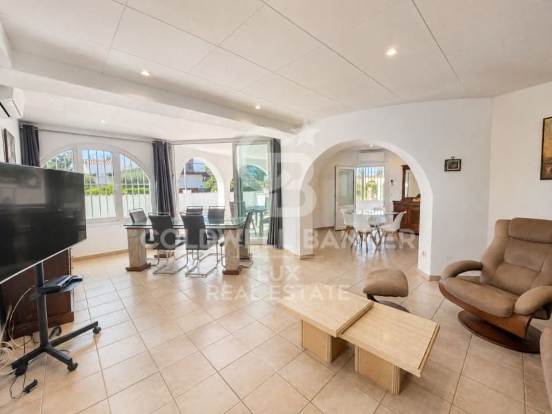 4 bedroom Villa for sale in Empuriabrava with pool garage - € 745,000 (Ref: 8487861)
