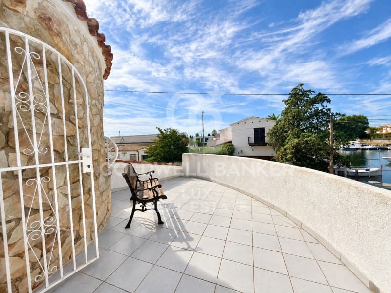 4 bedroom Villa for sale in Empuriabrava with pool garage - € 745,000 (Ref: 8487861)