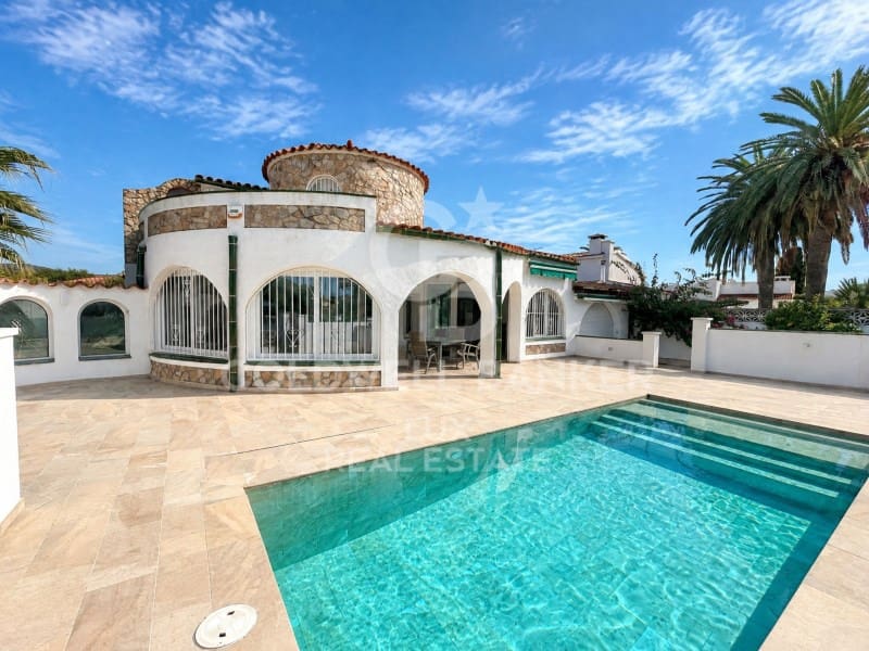 4 bedroom Villa for sale in Empuriabrava with pool garage - € 745,000 (Ref: 8487861)