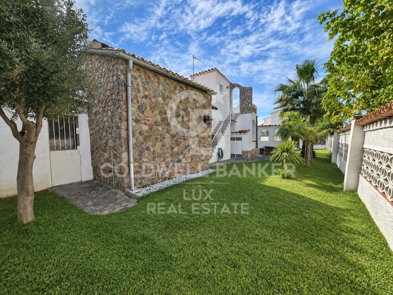 4 bedroom Villa for sale in Empuriabrava with pool garage - € 745,000 (Ref: 8487861)