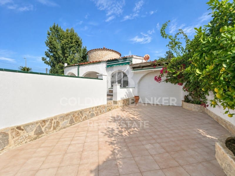 4 bedroom Villa for sale in Empuriabrava with pool garage - € 745,000 (Ref: 8487861)