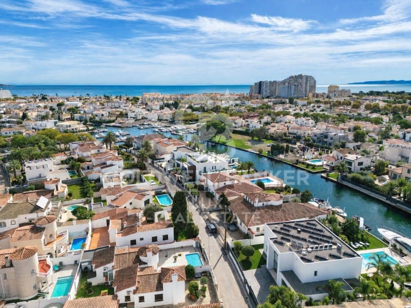4 bedroom Villa for sale in Empuriabrava with pool garage - € 745,000 (Ref: 8487861)