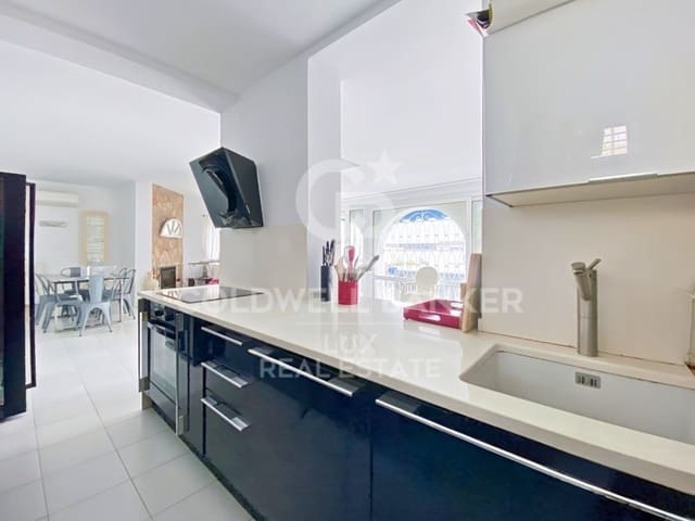 Chalet de 3 habitaciones en Empuriabrava, Castelló d'Empúries en venta con piscina garaje - 570.000 € (Ref: 8615497)