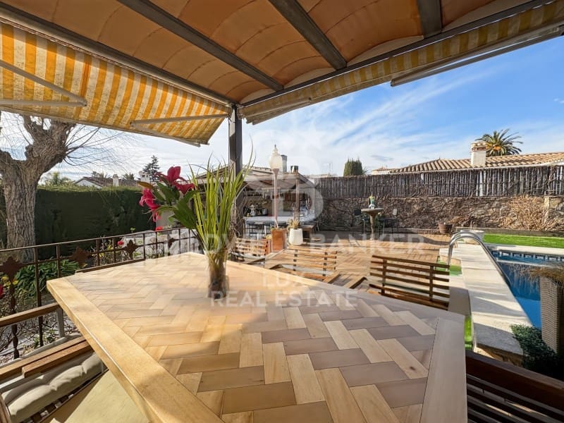 4 chambre Villa/Maison à vendre à Empuriabrava avec piscine garage - 795 000 € (Ref: 8757914)