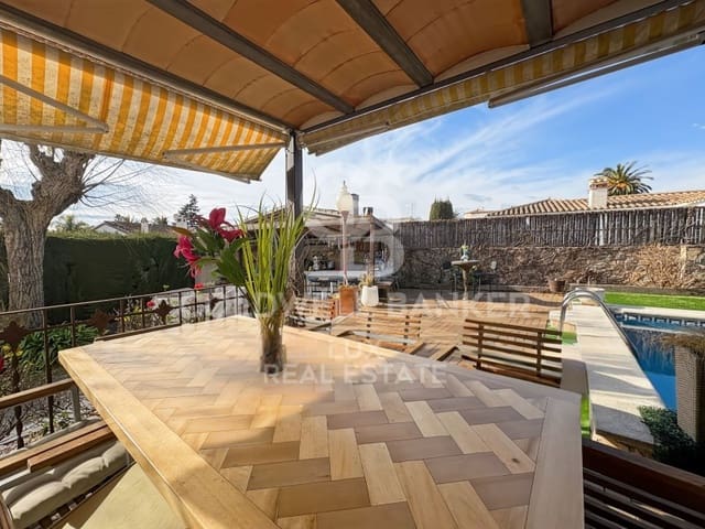 4 chambre Villa/Maison à vendre à Empuriabrava, Castelló d'Empúries avec piscine garage - 795 000 € (Ref: 8757914)