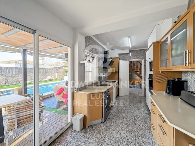 4 chambre Villa/Maison à vendre à Empuriabrava, Castelló d'Empúries avec piscine garage - 795 000 € (Ref: 8757914)