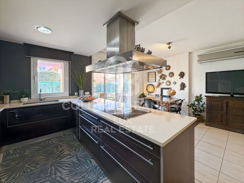 4 sypialnia Willa na sprzedaż w Empuriabrava z garażem - 330 000 € (Ref: 8764963)