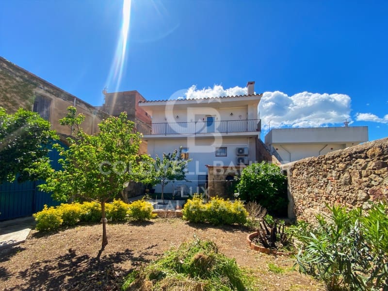 4 bedroom Villa for sale in Vilajuiga with garage - € 320,000 (Ref: 8947423)