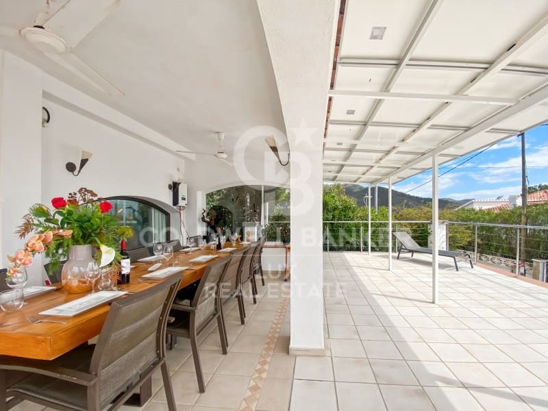 4 soveværelse Villa til salg i Roses med swimmingpool - € 759.000 (Ref: 8952785)