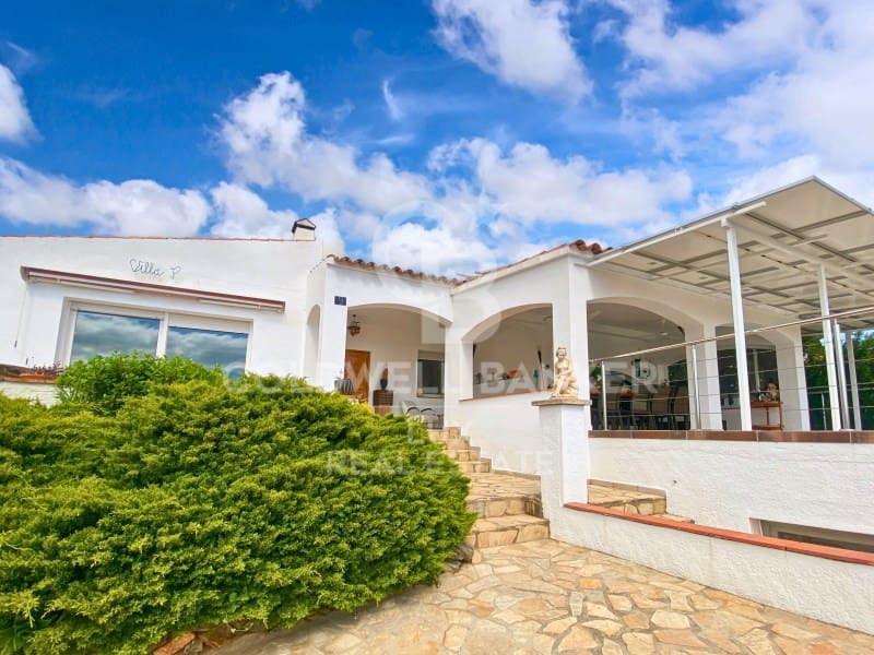 4 soveværelse Villa til salg i Roses med swimmingpool - € 759.000 (Ref: 8952785)