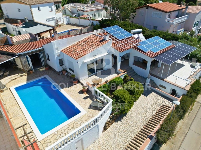 4 soveværelse Villa til salg i Roses med swimmingpool - € 759.000 (Ref: 8952785)