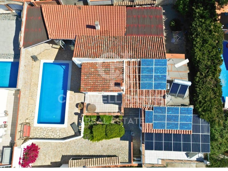 4 soveværelse Villa til salg i Roses med swimmingpool - € 759.000 (Ref: 8952785)