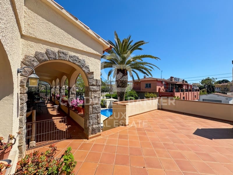 4 Zimmer Villa zu verkaufen in Empuriabrava mit Pool Garage - 820.000 € (Ref: 8962562)