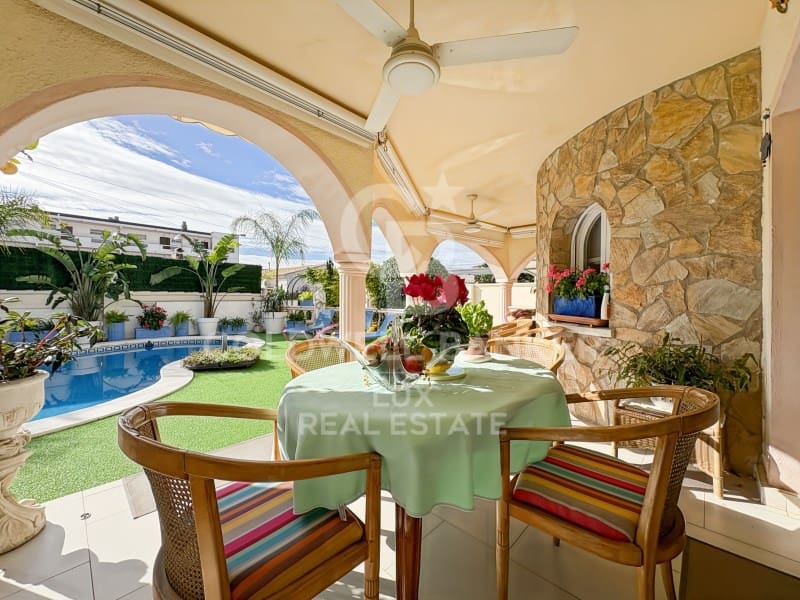 4 Zimmer Villa zu verkaufen in Empuriabrava mit Pool Garage - 525.000 € (Ref: 9375314)