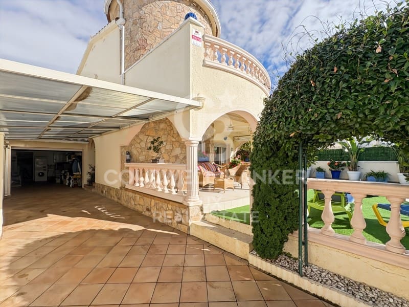 4 Zimmer Villa zu verkaufen in Empuriabrava mit Pool Garage - 525.000 € (Ref: 9375314)