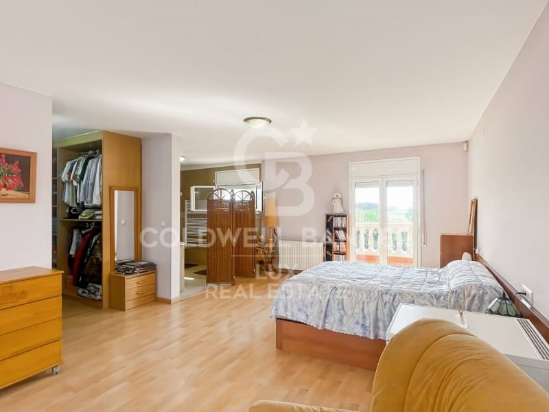 5 soverom Kjedet enebolig til salgs i Llers med svømmebasseng garasje - € 375 000 (Ref: 9488458)