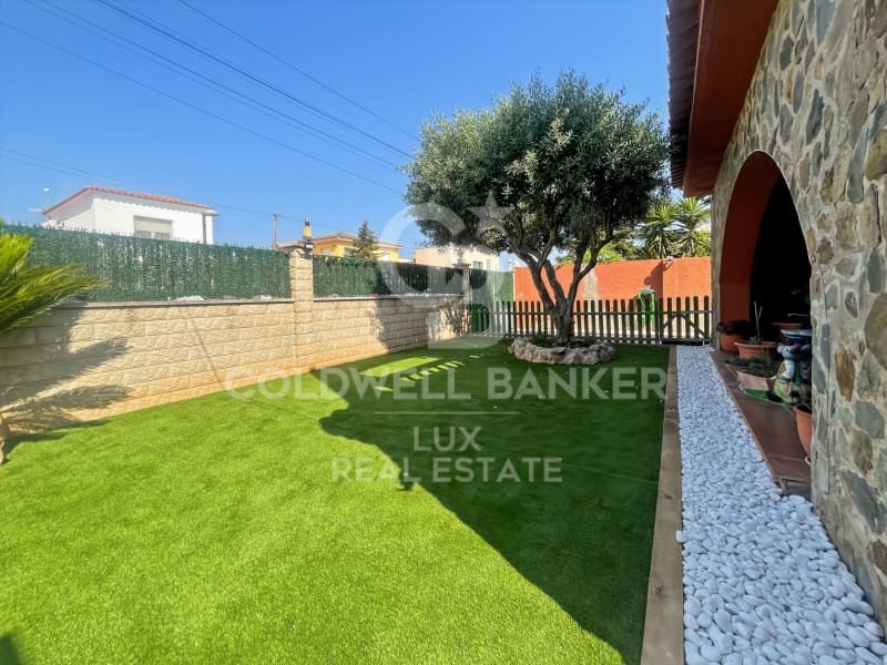 5 soverom Kjedet enebolig til salgs i Llers med svømmebasseng garasje - € 375 000 (Ref: 9488458)