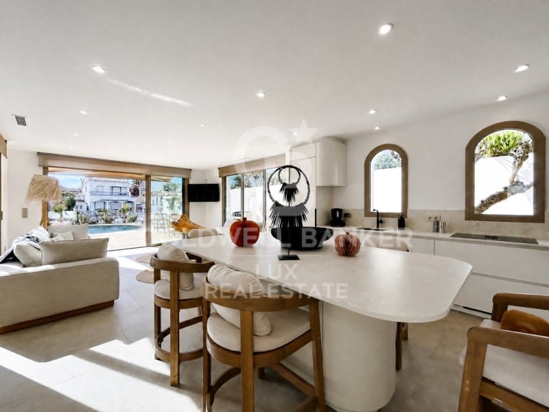 4 bedroom Villa for sale in Empuriabrava with pool garage - € 1,890,000 (Ref: 9741641)