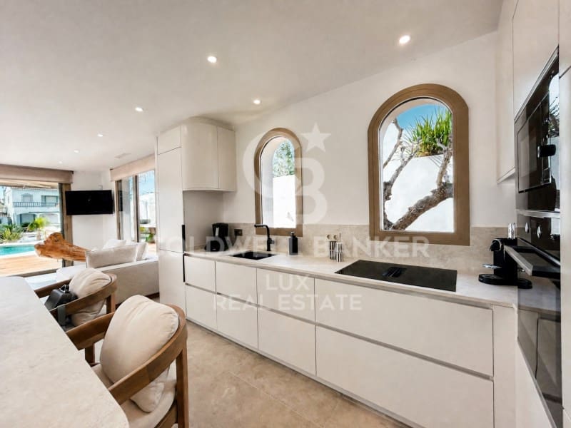 4 bedroom Villa for sale in Empuriabrava with pool garage - € 1,890,000 (Ref: 9741641)