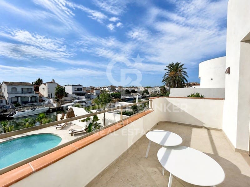 4 bedroom Villa for sale in Empuriabrava with pool garage - € 1,890,000 (Ref: 9741641)