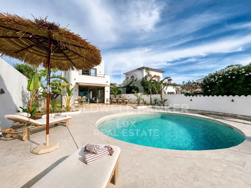 4 bedroom Villa for sale in Empuriabrava with pool garage - € 1,890,000 (Ref: 9741641)