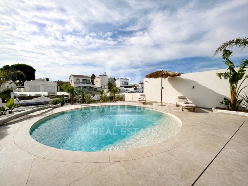 4 bedroom Villa for sale in Empuriabrava with pool garage - € 1,890,000 (Ref: 9741641)