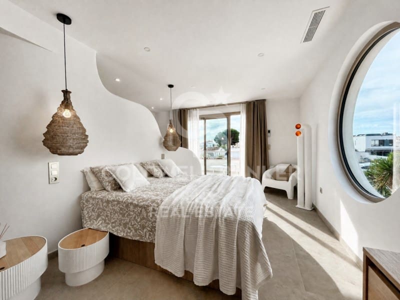 4 bedroom Villa for sale in Empuriabrava with pool garage - € 1,890,000 (Ref: 9741641)