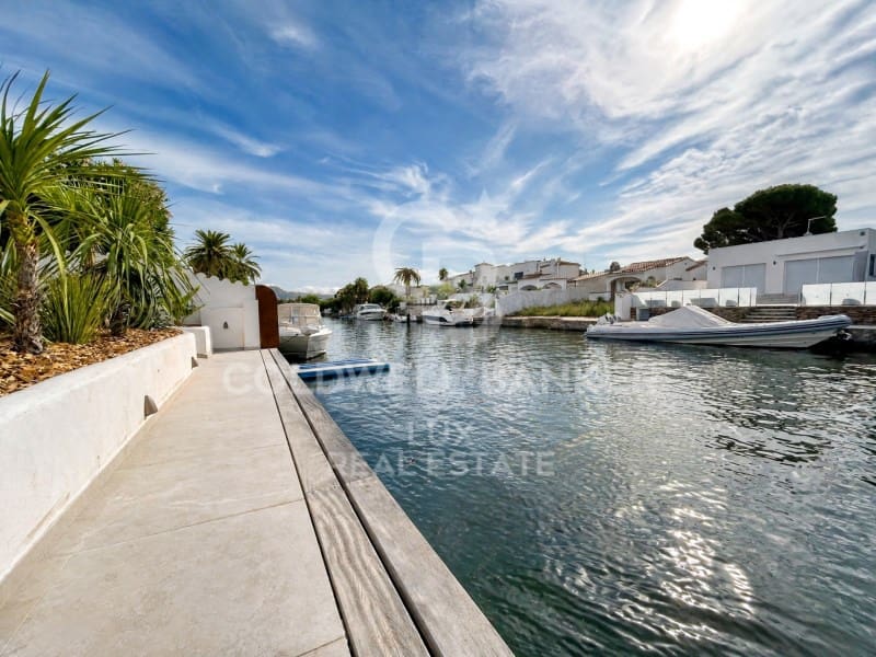 4 bedroom Villa for sale in Empuriabrava with pool garage - € 1,890,000 (Ref: 9741641)