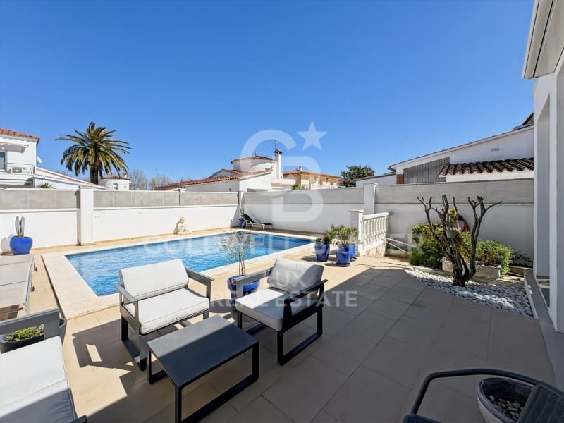 3 soverom Villa til salgs i Empuriabrava med svømmebasseng garasje - € 620 000 (Ref: 9741642)