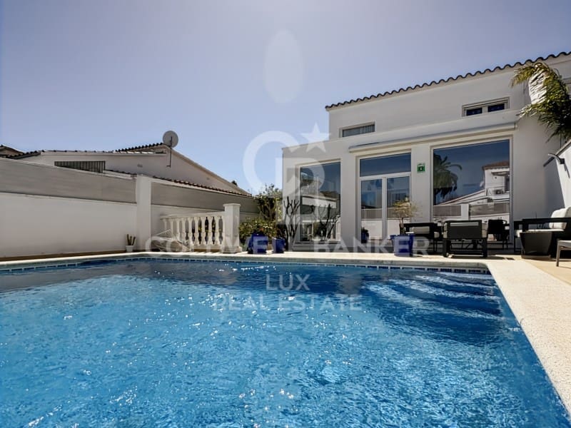3 soverom Villa til salgs i Empuriabrava med svømmebasseng garasje - € 620 000 (Ref: 9741642)