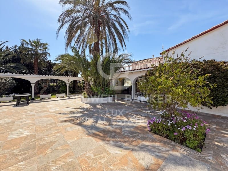 7 bedroom Villa for sale in Empuriabrava with pool garage - € 2,300,000 (Ref: 9849345)