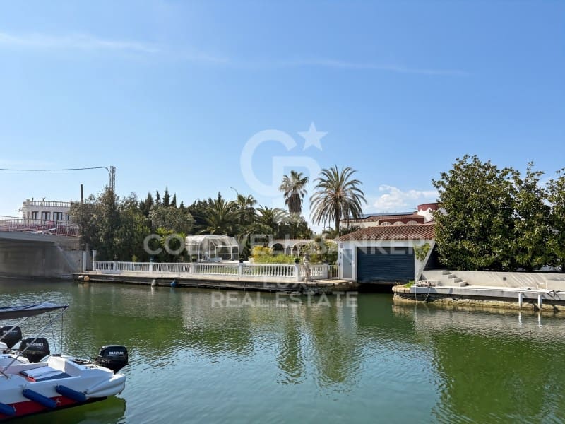 Chalet de 7 habitaciones en Empuriabrava en venta con piscina garaje - 2.300.000 € (Ref: 9849345)