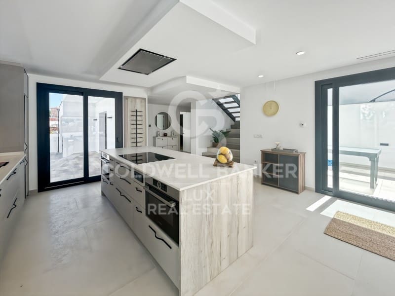 4 soveværelse Villa til salg i Empuriabrava med swimmingpool garage - € 795.000 (Ref: 9878810)