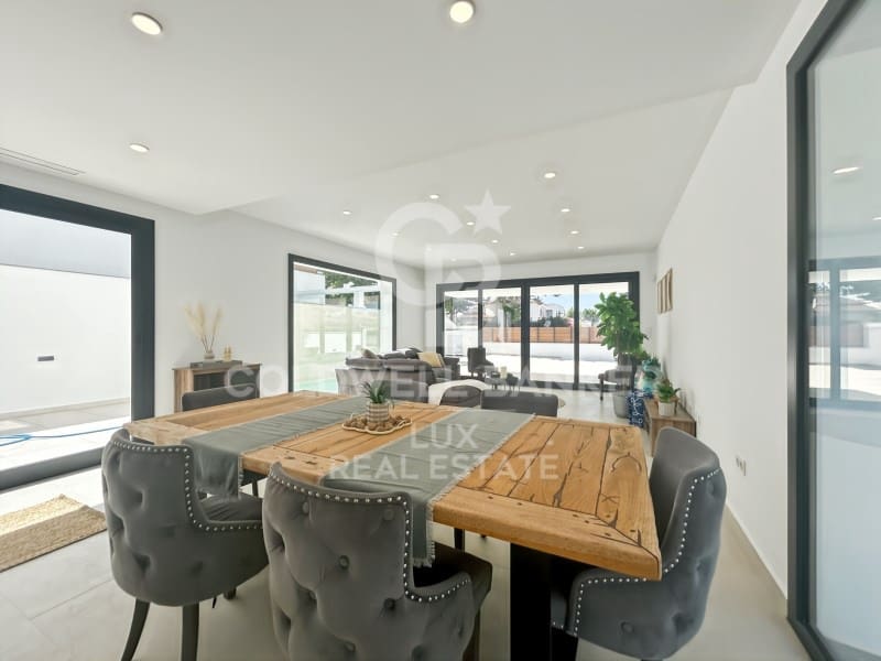 4 soveværelse Villa til salg i Empuriabrava med swimmingpool garage - € 795.000 (Ref: 9878810)