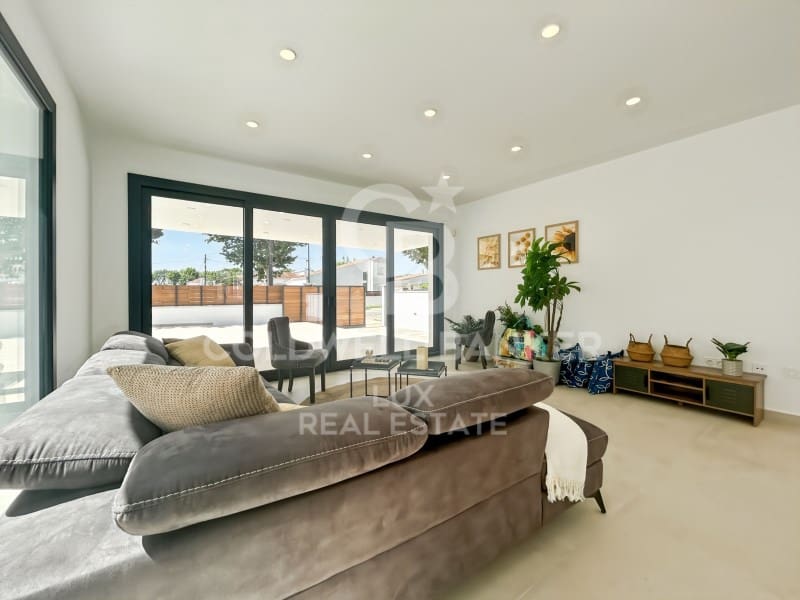4 soveværelse Villa til salg i Empuriabrava med swimmingpool garage - € 795.000 (Ref: 9878810)