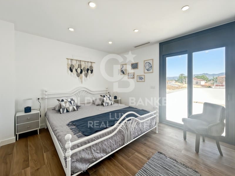 4 soveværelse Villa til salg i Empuriabrava med swimmingpool garage - € 795.000 (Ref: 9878810)